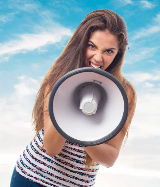 Donna che grida con un megafono — Foto Stock
