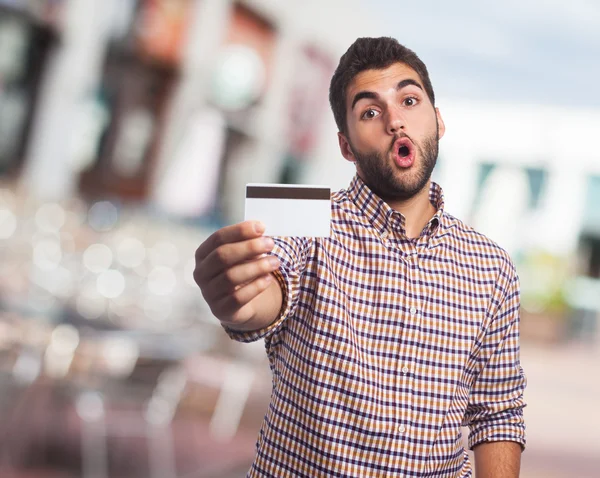 Hombre que tiene una tarjeta de crédito — Foto de Stock