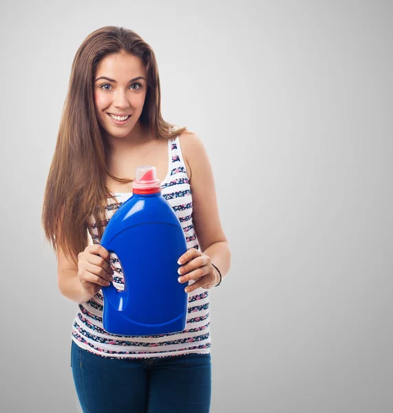 Donna con in mano un detergente — Foto Stock