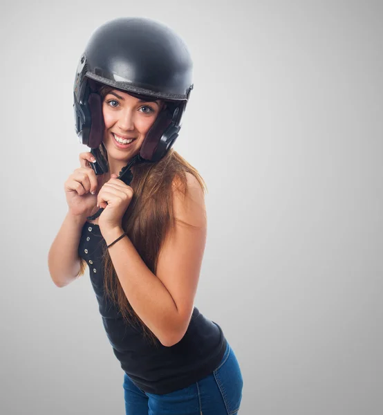 Mujer joven con un casco negro — Foto de Stock