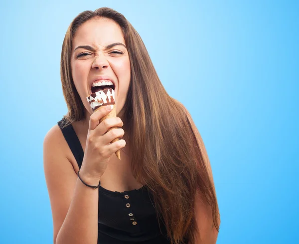 Jonge vrouw likken een ijsje — Stockfoto