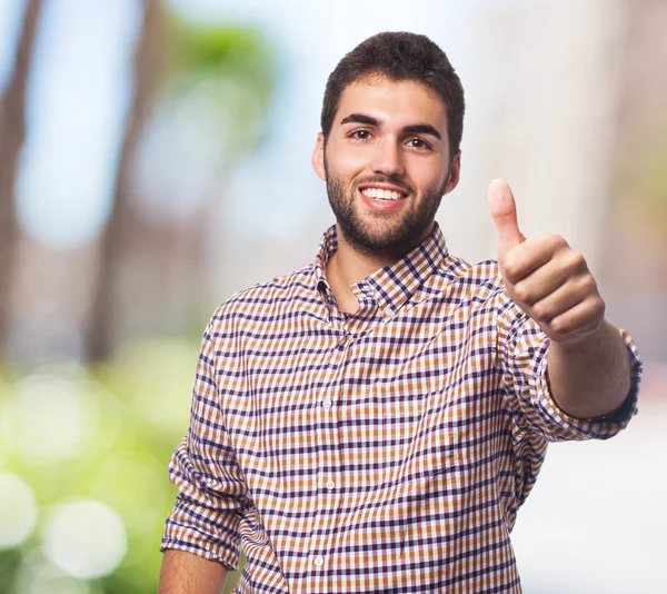 başparmak ile genç adam