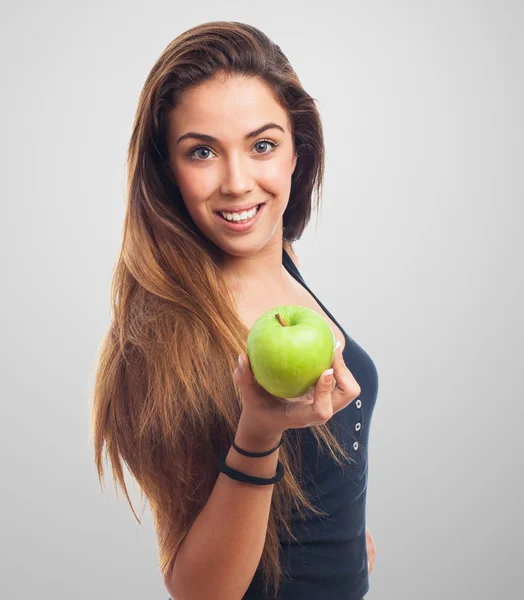 Kvinna som håller i ett grönt äpple — Stockfoto