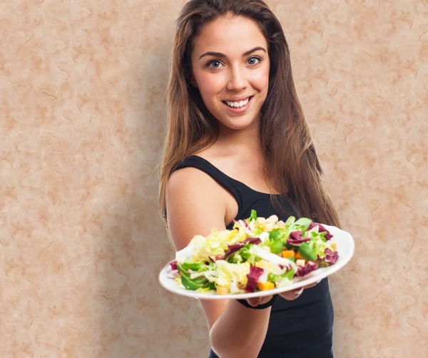 Жінка тримає свіжий салат — стокове фото