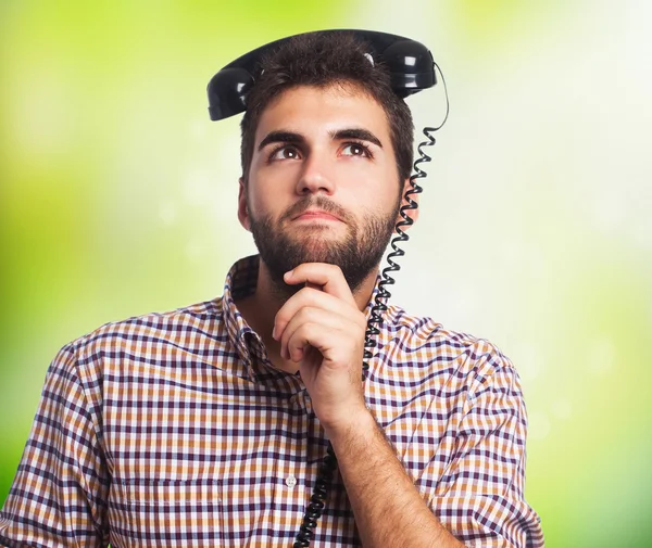 Человек с телефоном на голове — стоковое фото