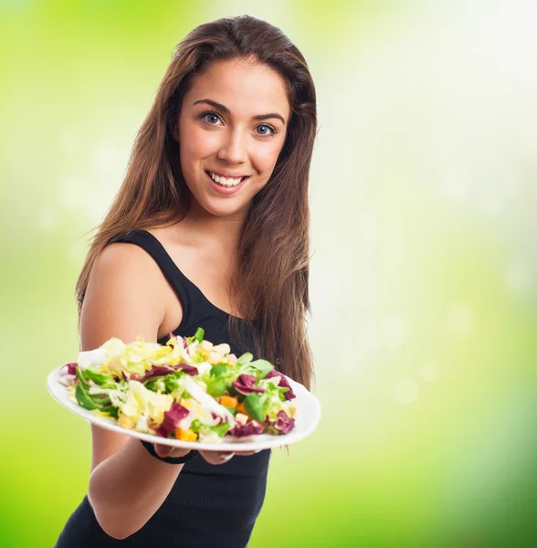 Женщина держит свежий салат — стоковое фото