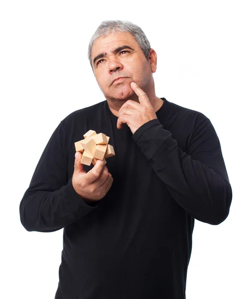 Hombre tratando de resolver un rompecabezas — Foto de Stock