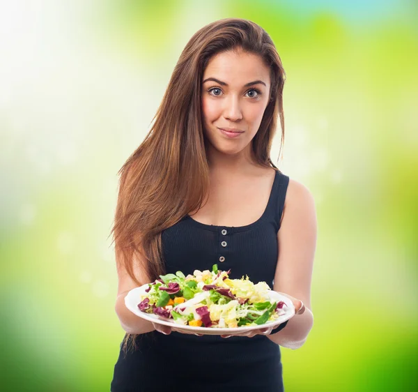 Frau mit frischem Salat — Stockfoto