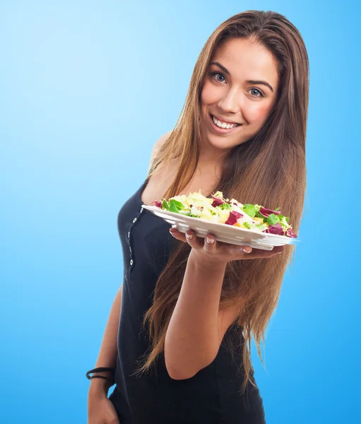 Donna che tiene una deliziosa insalata — Foto Stock