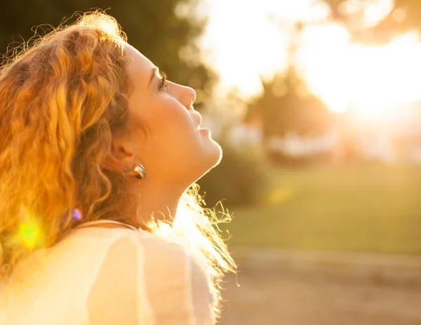 Chica rubia bonita en el parque — Foto de Stock