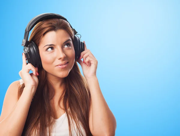 Kvinnan lyssnar på musik — Stockfoto