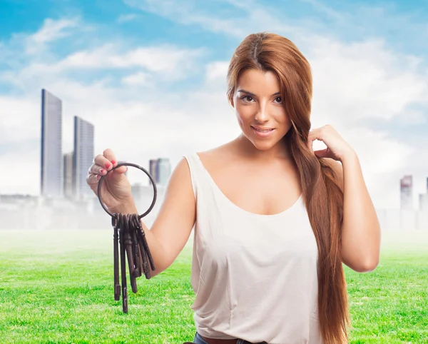 Portrait of a cute girl holding a bunch of old keys — Stock Photo, Image