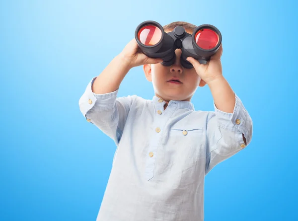 Niño mirando a través de los prismáticos —  Fotos de Stock