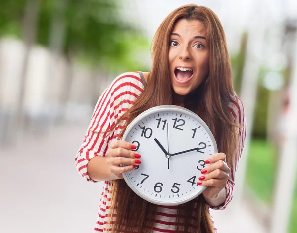 Mujer sosteniendo un gran reloj — Foto de Stock