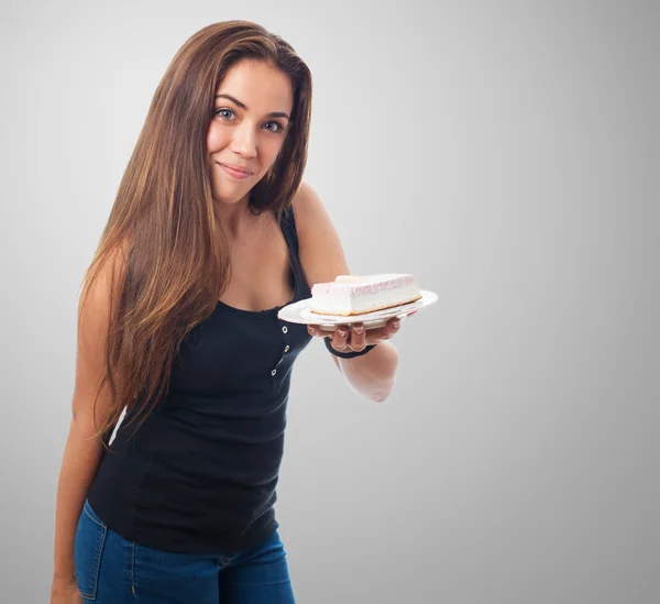 Vrouw met een schotel met een taart — Stockfoto