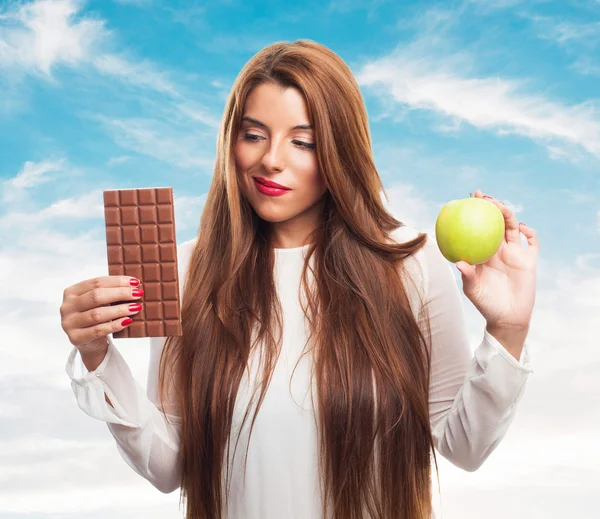 Donna che ha un dilemma con la sua dieta — Foto Stock