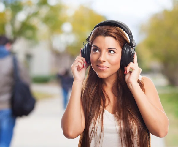 Vrouw die naar muziek luistert met een koptelefoon — Stockfoto