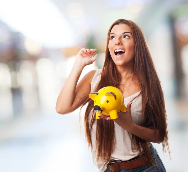 Mulher segurando um banco porquinho — Fotografia de Stock