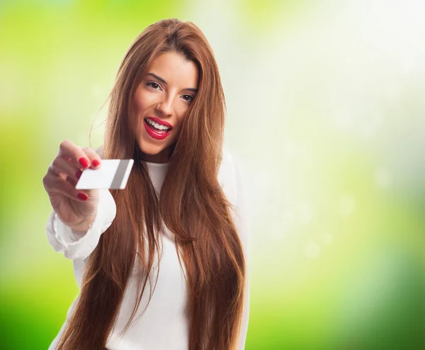 Mujer dando una tarjeta de crédito — Foto de Stock