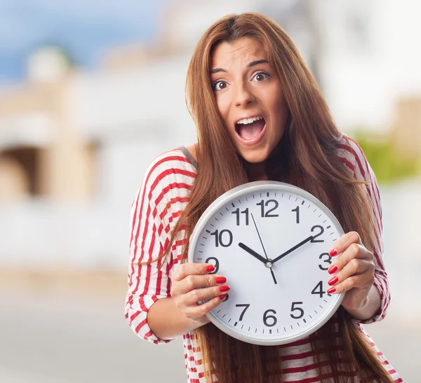 Kvinna som håller en stor klocka — Stockfoto