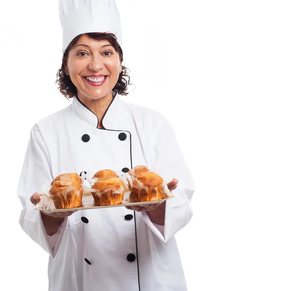 Mujer sosteniendo una bandeja de magdalenas —  Fotos de Stock