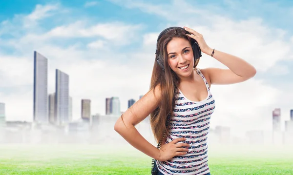 Mujer escuchando música — Foto de Stock