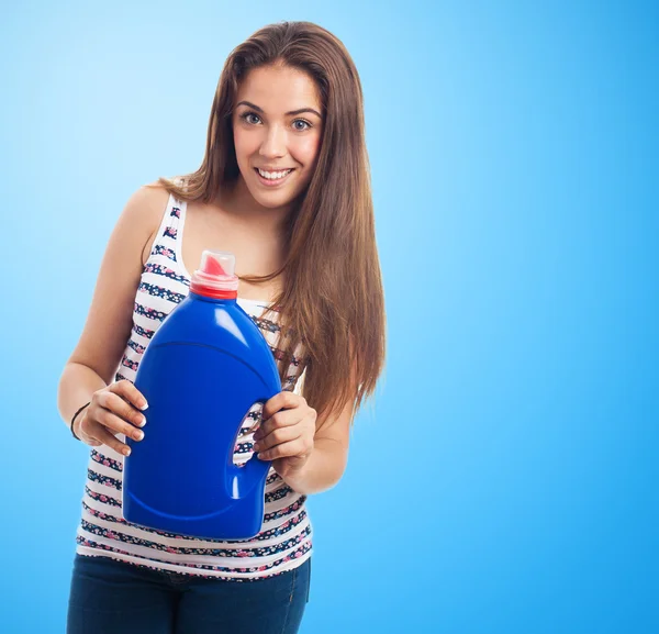 Donna con in mano un detergente — Foto Stock