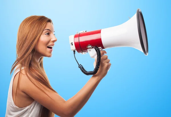 Mulher gritando através de megafone — Fotografia de Stock