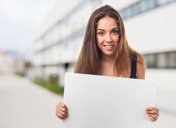 Ragazza con uno striscione bianco — Foto Stock