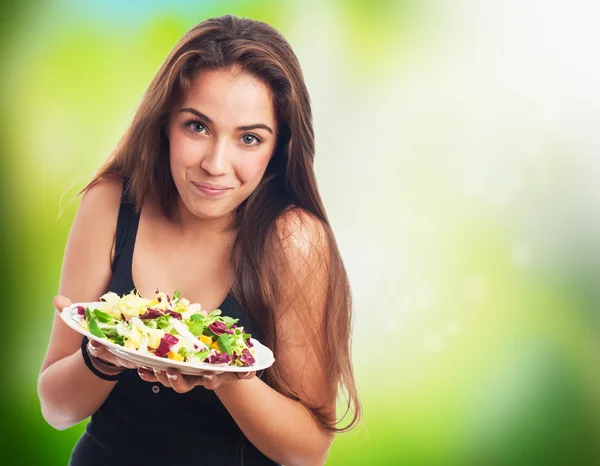 Junge Frau mit einem Salat — Stockfoto