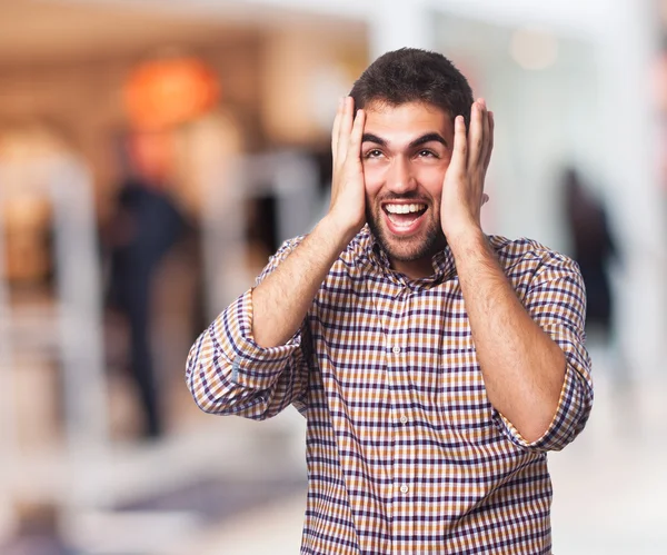 Mann macht eine verrückte Geste — Stockfoto