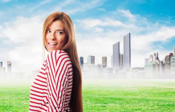 Mujer emocionada mirando hacia atrás — Foto de Stock