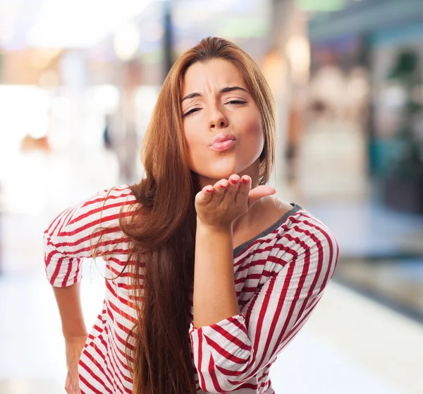 Vrouw een kus verzenden — Stockfoto