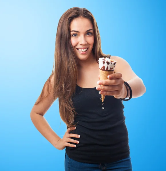 Menina segurando um delicioso sorvete — Fotografia de Stock