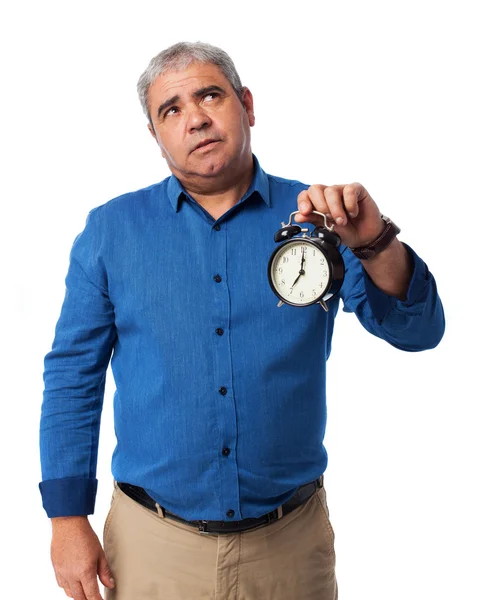 Homem segurando um despertador — Fotografia de Stock