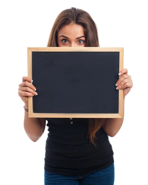 Student verborgen achter een schoolbord — Stockfoto