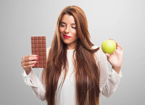 Donna che ha un dilemma con la sua dieta — Foto Stock