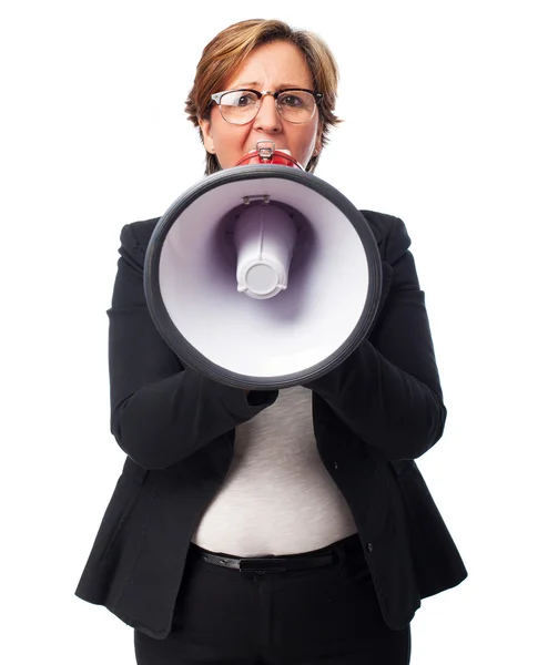 Mulher gritando com um megafone — Fotografia de Stock