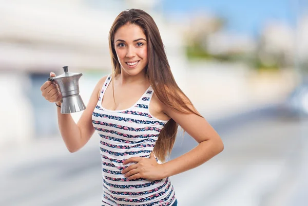 Flicka som håller en kaffekanna — Stockfoto
