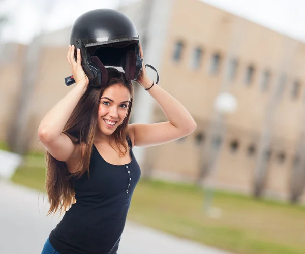 Jovem com um capacete preto — Fotografia de Stock