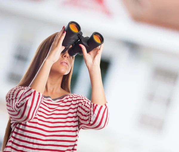 Frau blickt durch ein Fernglas — Stockfoto