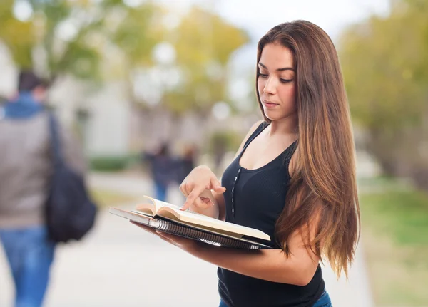 Porträt einer jungen Studentin, die ein Buch liest — Stockfoto