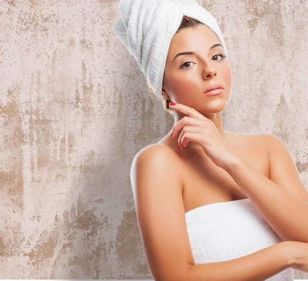 Mujer joven preparándose para tomar un baño —  Fotos de Stock