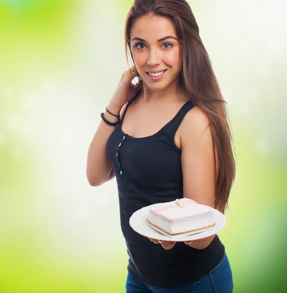 Женщина держит тарелку с тортом — стоковое фото