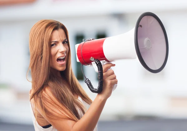 Vrouw schreeuwen met een megafoon — Stockfoto