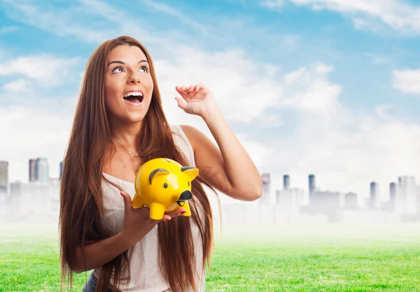 Mulher segurando um banco porquinho — Fotografia de Stock