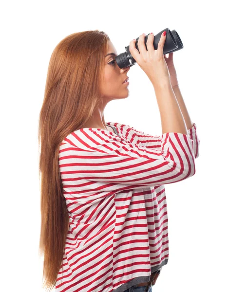 Femme regardant à travers des jumelles — Photo