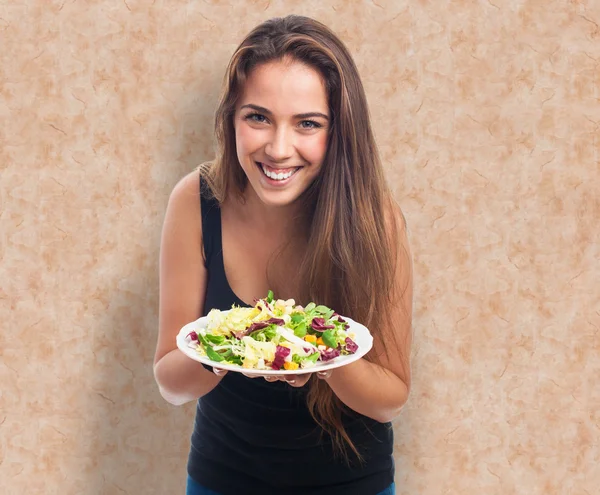 Donna che tiene una deliziosa insalata — Foto Stock