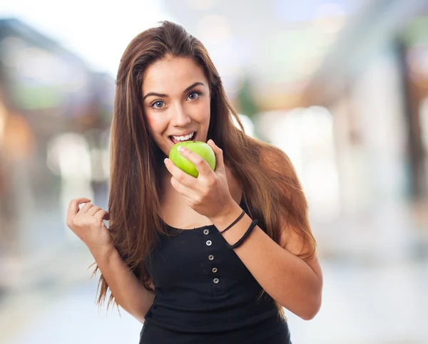 Femme mangeant une pomme de geeen — Photo