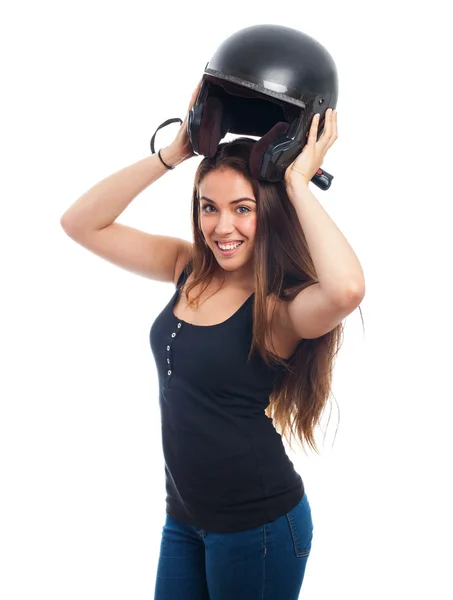 头戴黑色头盔的年轻女人 — 图库照片